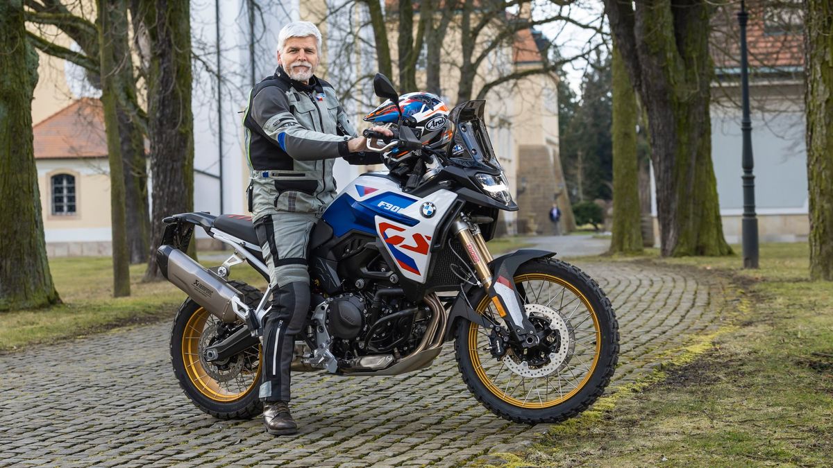 Petr Pavel má narozeniny. A je to autíčkářský prezident! Podívejte, čím vším jezdí